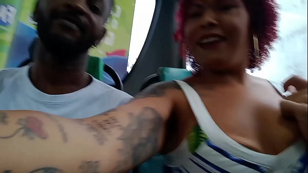 Me exibi dentro do ônibus e o corno melou a cueca