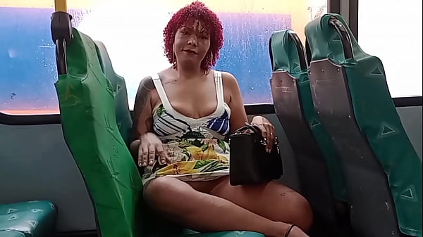 Me exibi dentro do ônibus e o corno melou a cueca