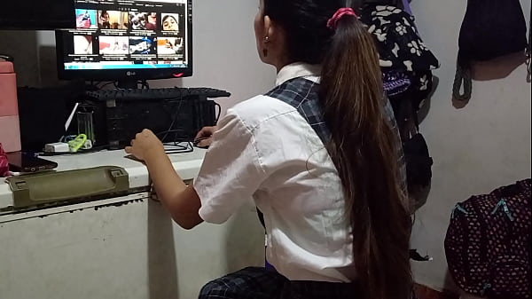 Mi colegiala se mete en cuarto ajeno y acaba muy bien la sesion de aprendizaje sexual con una mamada