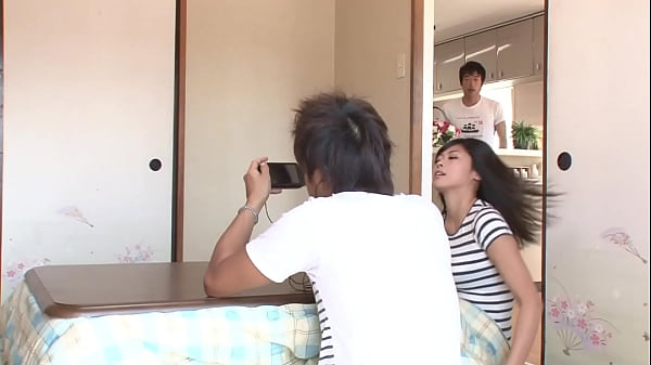 https://bit.ly/3lKPvkf ぷっくり膨らんだ肉厚マ○コのマン筋を無防備に晒す友人の彼女に興奮した僕は… パート1.ピタっとした薄手の生地のタイツが股間にくい込んで筋ってる!