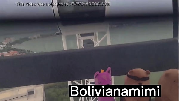 Masturbandome y haciendo squiet en la rueda gigante... los chicos de la cabina de al lado disfrutaron el show  Video completo en bolivianamimi.tv