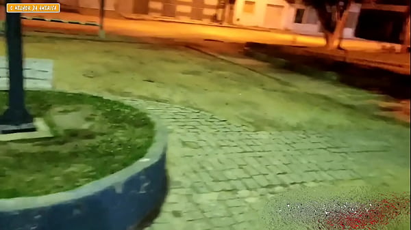 UM CARA FUDIDO NAO PODE PAGA O MOTEL E QUIS SEXO COM DUAS GAROTAS EM PRAÇA APOS UMA FESTA EM CIDADE DO ENTERIOR