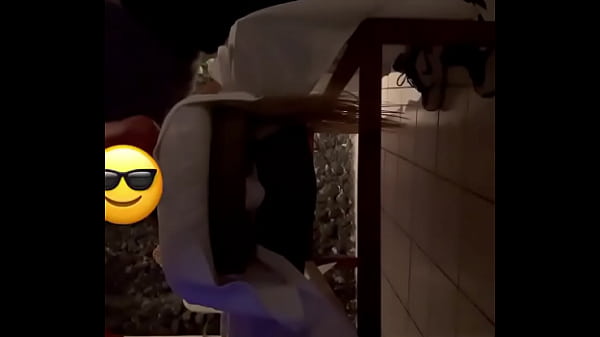 Masajista se aprovecha de rubia. Cámara escondida.
