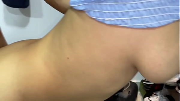 me folla ala empleada de servicio ella acaba de parir y me encanta sus grandes tetas llenas de leche me chorrean la cara