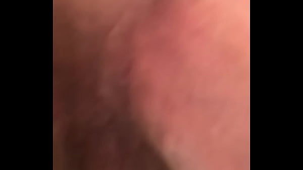 Oma harige kut onder jurk