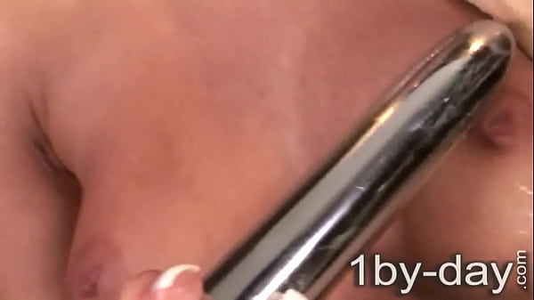 Mélyen a vibrátor a punciba