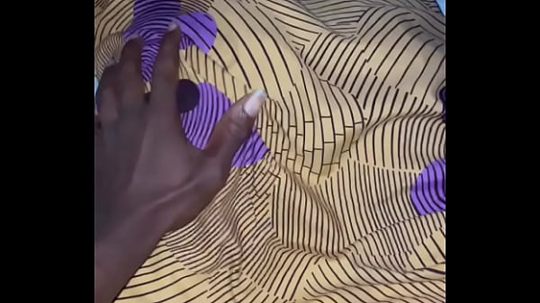 A jovem africana enquanto tem um pau preto