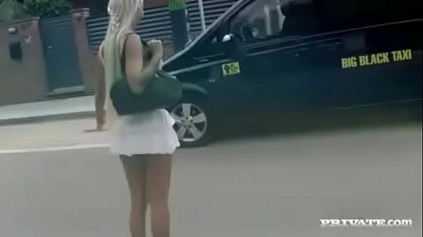 Julie loira alemã leva um pau preto dentro de sua buceta e boca