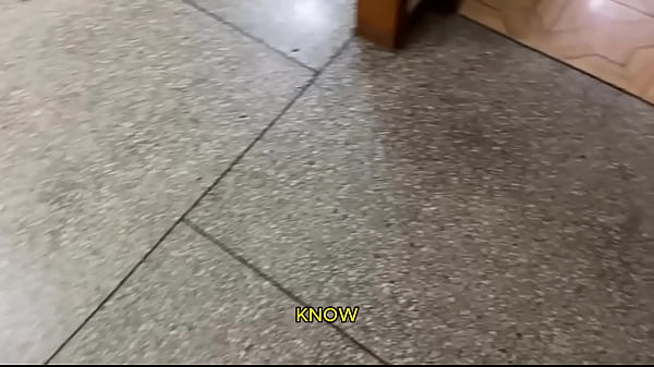 Mi inocente hijastra esta limpiando la cocina con una de sus faldita que son-in-law muy corta aprovecho que estamos solo para meter mi mano bajos su falda