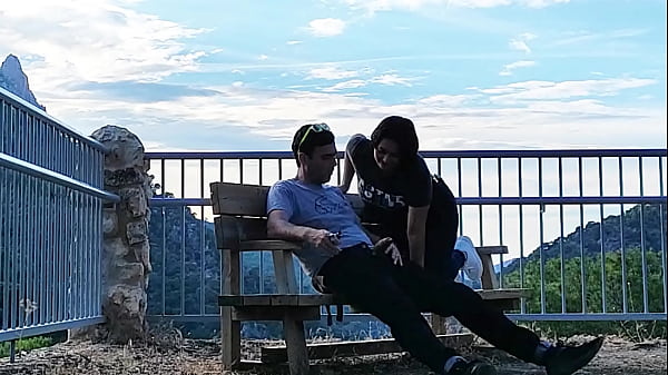 Se la chupo al desconocido en la montaña