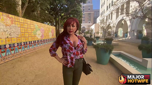 A deslumbrante MILF ruiva e sexy Vanessa leva uma surra anal do Rome Major!