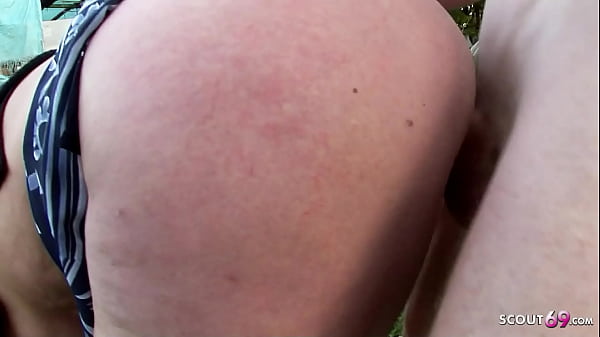 Alte reife Oma mit Brille von jungem Arbeiter im Garten gefickt