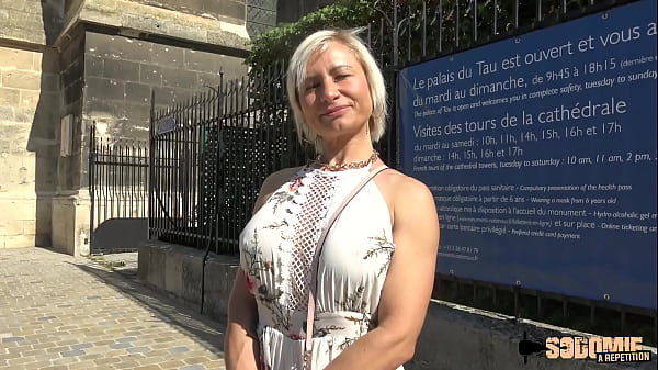 Kim, milf coquine et pulpeuse, se fait baiser le cul