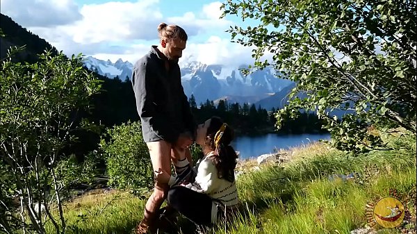 Is the deepthroat more eye-catching than the landscape? Why choosing?