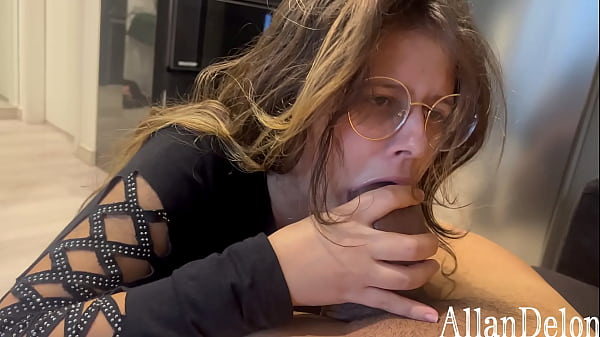 AMIGA DA MINHA IRMÃ DE 18 ANOS PAGA UM BOQUETE DELÍCIA ANTES DA MINHA IRMÃ ACORDAR