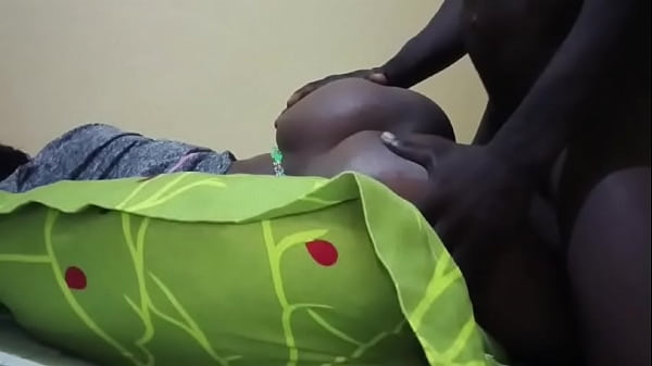 Nagy seggű ribanc oldalról kúrva