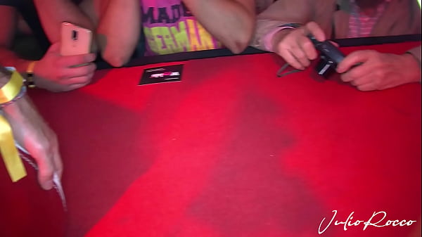 Kesha Ortega jugando con el público