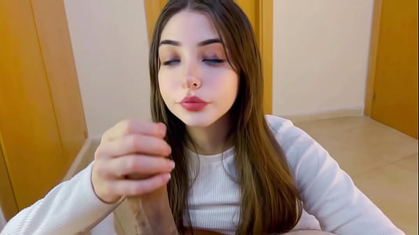 El novio de mi hermanastra quiere follarme , yo nunca quiero pero esta vez deje que  meta su pequeña polla por mi boca y mi coño