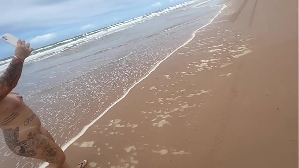 Fui com minha amiga da a bucetinha em uma praia de nudismo para os pirocudos