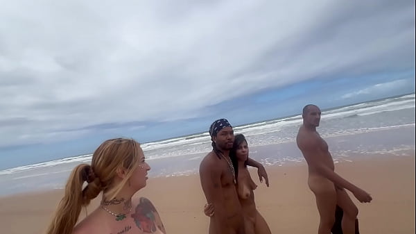 Fui com minha amiga da a bucetinha em uma praia de nudismo para os pirocudos