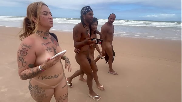 Fui com minha amiga da a bucetinha em uma praia de nudismo para os pirocudos