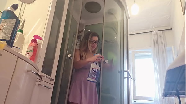 gostando limpando a casa do vizinho