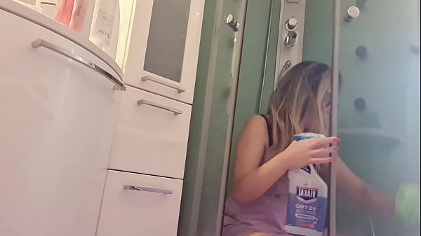 gostando limpando a casa do vizinho