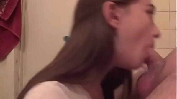 Essa vadia adora engolir um pau duro