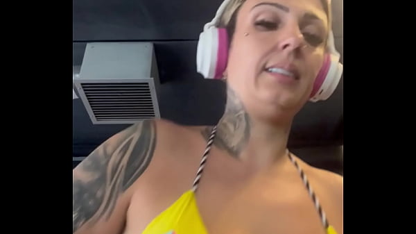 Fui toda suada e toda molhada na academia de frente da pra de Copacabana nossa minha buceta molhada e cheia de sal !