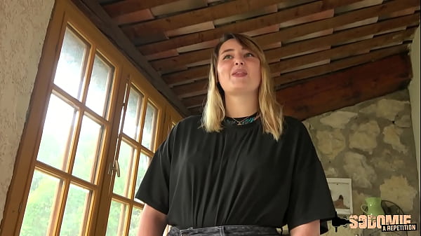 Davina, étudiante coquine, offre son cul pour sa première scène