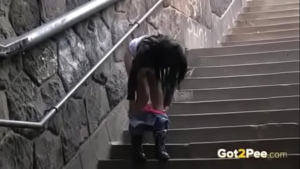 Compilação de garotas fazendo xixi em público 1