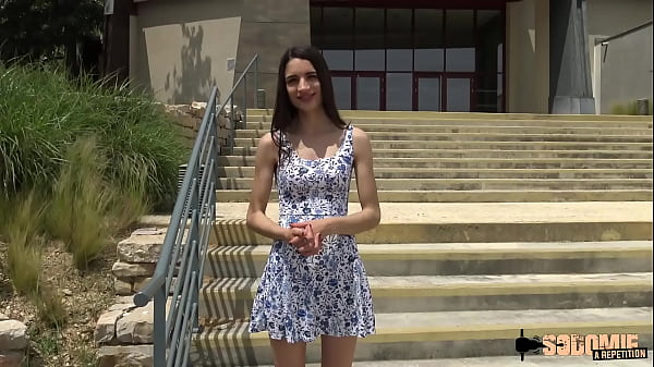 Candie, jeune et très coquine, veut réaliser son fantasme