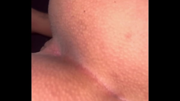 Mi amiga se pone en cuatro y se baja su pijama para que pueda ver su coño