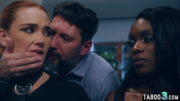 Engedelmes feleség és barátnője kiszolgálják a perverz férfit