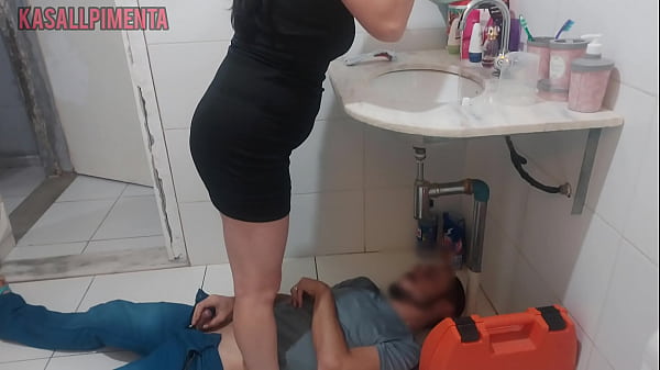 atendi o encanador de vestido só para ver se teria o pau dele
