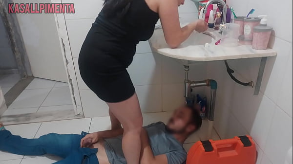 atendi o encanador de vestido só para ver se teria o pau dele