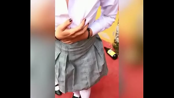 Alumnas Lesbianas Besándose Atrás de los Salones! Alumno Graba a DOS Estudiantes Lesbianas FAJANDO Atrás de los Salones, Las y las CONVENCE para COGERSELAS y Hacen un Trío Dentro de la Escuela! Sexo Publico!VOL2