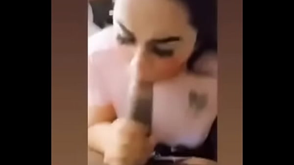 Dagadt csaj szopja a fekete farkat