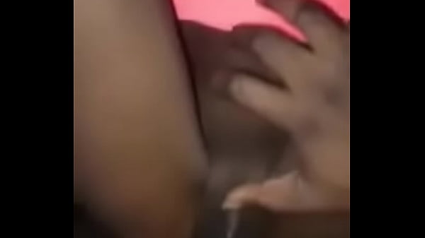 Petite prend une belle queue noire