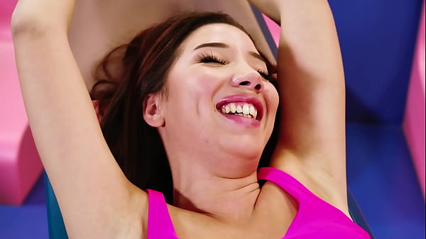 A beleza italiana Layla Extreme SFW Tickling Challenge - Garota ri e tem seus pés cócegas por Talia Mint