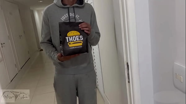 Pedi um lanche e o entregador do ifood fez um lanchinho também, comeu minha buceta e gozou na minha boca