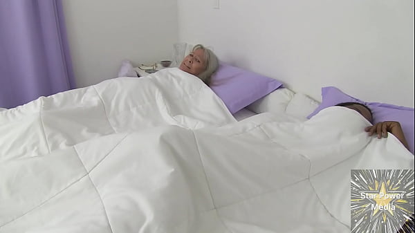 BBC Savvy flagra a cuidadora de casas Leilani Lei na casa de amigos – Faíscas se transformam em encontro quente