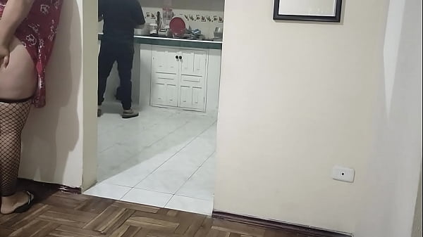 O melhor amigo da minha esposa vem visitá-lo e não posso deixar de traí-lo com seu melhor amigo, sou uma esposa fiel, mas gosto mais dele como ele faz comigo do que meu marido