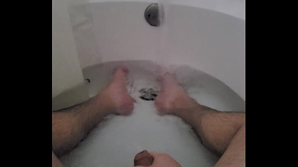 Me masturbando na banheira enquanto tomo banho