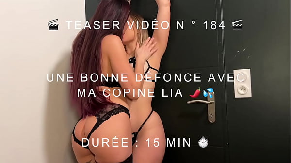 Deux jeunes femmes se défoncent le cul