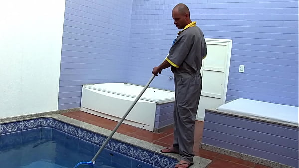 Tranny Geovanna Portylla Seduces The Pool Boy Then Fucks His Ass