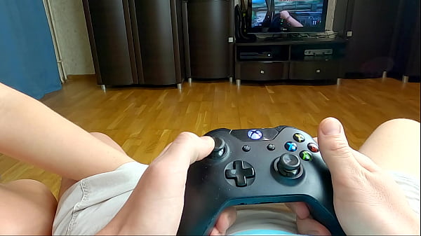 Irmã adotiva malcriada faz boquete desleixado e recebe creme oral enquanto seu irmão adotivo está jogando Xbox! Sexo oral tabu em 4K! Ativo por Nata Sweet