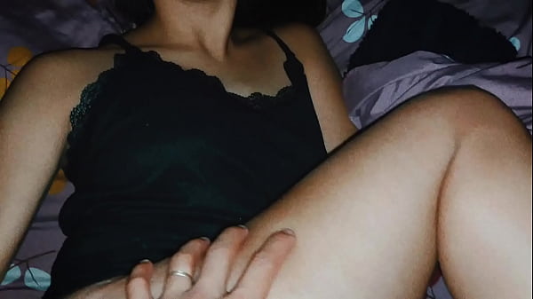 Amiga Se Queda A Dormir Conmigo y Le Es Infiel Al Novio - CumShot