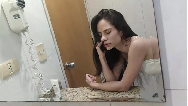 Casi nos pillan follando en el baño de casa de mi mejor amiga que estaba de cumpleaños pero las ganas de follar eran mas grandes