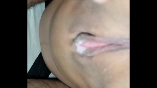 Dona de casa grávida pede para conferir a internet e seduz o técnico antes que o marido chegue.